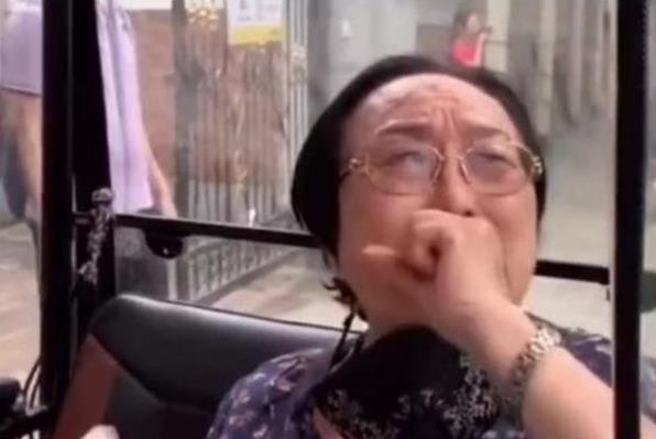 老花鏡不能隨意佩戴，按照年齡度數(shù)購(gòu)買(mǎi)不準(zhǔn)確