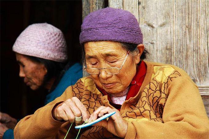 佩戴老花眼鏡，記住這四點(diǎn)，避免對眼睛造成傷害